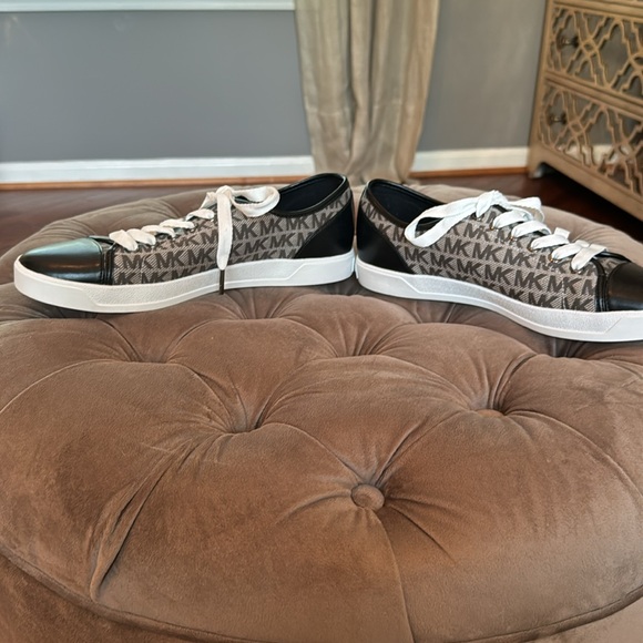 Michael Kors Logo Sneakers NEW - Picture 3 of 5